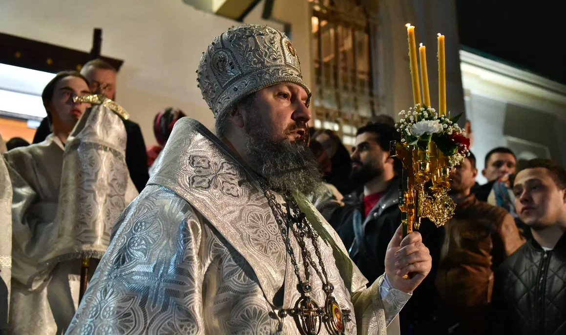 Фото Сотни прихожан пришли на ночную пасхальную службу в Вознесенский собор Новосибирска – 20 кадров 10 - Сиб.ФМ Фото Сотни прихожан пришли на ночную пасхальную службу в Вознесенский собор Новосибирска – 20 кадров 10